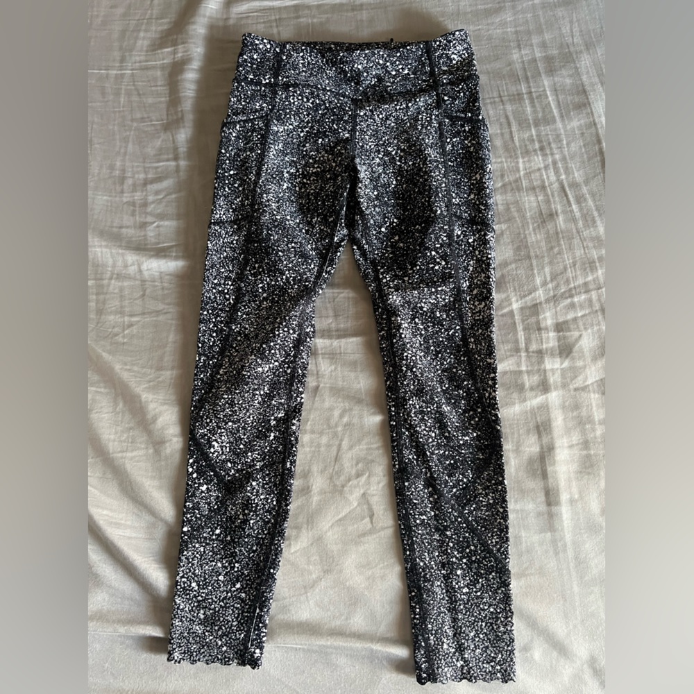 Lululemon Tight Stuff 7/8 Black and White Splatter Size 6